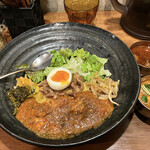 SPICY CURRY 魯珈 - ろかプレート（チキンカレー）と右に、ぷちカレー２つ