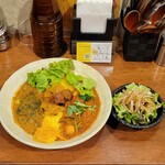 SPICY CURRY 魯珈 - 新春★ベジダルカレー＋クリーミィ野菜コルマカレーの２種カレー＋ぷちサラダ