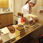 根元 八幡屋礒五郎 - お店で七味の調合をやっています