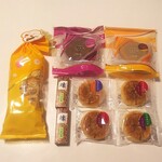 新宿 中村屋 - 料理写真:1,080円セットの紙袋の中にこれだけ入っていました(^^)/(2022.01.06)