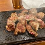 Yappari Suteki - 注文したステーキは１８０ｇのお肉が最初から食べやすい大きさにカットされ溶岩プレートに乗って登場です。
