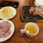 Yappari Suteki - サラダバーから帰って来ると注文した「お箸Deステーキ」１０００円の出来上がりです。