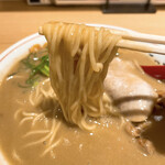 天下一品 中野店 - 【2022年01月】納豆ラーメン＠900円 (麺固め、スープ多め＋100円）合計1,000円、麺アップ。濃い目のスープが麺にしっかりと絡んでいます。