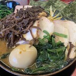 豚骨醤油ラーメン 王道家 - ネギチャーシュー麺（赤・チャーシュー５枚） コール：麺固め　味薄め　脂多め