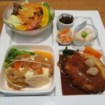 Kajuaru resutoran pakupaku - 多くの食材が使われている日替わりランチ