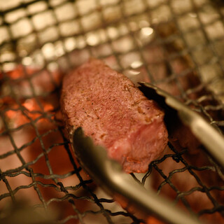 炭火で焼き上げる極上の神戸牛