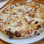 ピッツェリア フォルノ - 生ハムフレークとオニオンのチーズベース