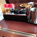 千里香 - 卓上の調味料、箸入れ