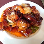 千里香 - スペアリブの甘酢炒めには、スペアリブ、玉ねぎ、人参が入った。