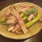 金町製麺 - アスパラとベーコン炒め