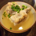 金町製麺 - 骨付き鶏肉の煮込み