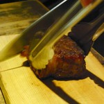 京やきにく 弘 - 目の前でダイナミックにカットしてくれます