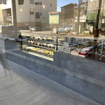 Patisserie RaRe - キラキラ系ショーケースには美味しそうなケーキが。。