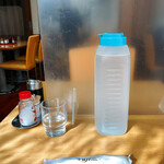 味一 - お客さん毎の水のボトルがありがたい