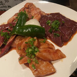 焼肉酒房 伽耶 - 左から時計回りにはつ、ギアラ、レバー、上ミノ