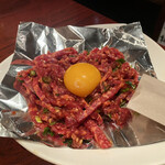 焼肉酒房 伽耶 - 炙りユッケ