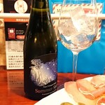 Izakaya Narinari - 名護パイン園直送★パイナップルスパークリングワインハーフボトル(375ml) ¥1705～氷を入れてカクテル風に楽しむ