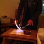 リストランティーノ ルベロ - 肉が冷めないように、火をつけて温めます