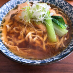 ラーメン イッケン - チンゲンサイ、新鮮なネギ、穂先メンマ、豚ロース肉、甘辛い油揚げがぴろぴろ麺に乗ります！