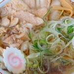 喜多方ラーメン 天高盛 - ネギの青い部分の辛みがナイス