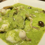 赤白 - タコとキノコのジェノベーゼソース