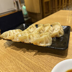 肉汁餃子と190円レモンサワー 難波のしんちゃん - 