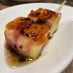 赤白 - ベーコンチーズ串トリュフソース¥410
