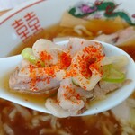 喜多方ラーメン 天高盛 - チャーシューと麺に一味トッピング