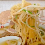 喜多方ラーメン 天高盛 - 刻まれたチャーシューと麺をすする