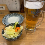 炭火串焼 鳥福 - 生ビールとお通しの野菜