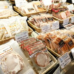 シュトゥーベン・オータマ - 1階は大多摩ハム直売店です。お土産のご購入もできます。直売店ならではのお買い得品に出会うことも・・・！