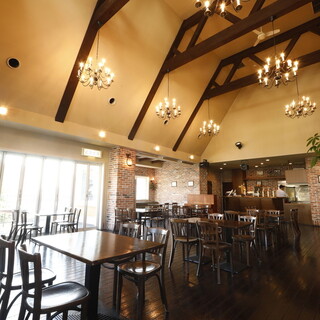 ドイツの歴史ある建物を再現◆シャンデリアが貴族気分を演出