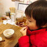 らーめん森や。 - 麺もご飯も交互に楽しむ我が子