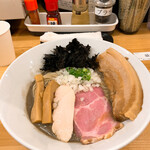 Niboshi Ramen Kawamura - 濃厚煮干。右側のデカいバラチャーシュー、見覚えがないんですけど…