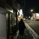 Niboshi Ramen Kawamura - お店外観？いや、道の写真。前を行くシルエットは誰かな？