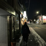 煮干らーめん 川むら - お店外観？いや、道の写真。前を行くシルエットは誰かな？