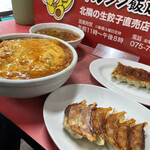 マルシン飯店 - ・天津飯 メガ‼︎   ・上が 餃子　・下が 熟成餃子