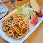 珈琲所 コメダ珈琲店 - 料理写真:あんかけスパ。（サラダ、バケット付き）