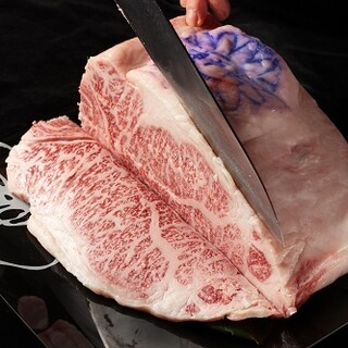 上品な旨味の神戸牛、厳選した黒毛和牛を使用