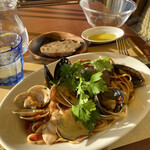 カーサ パラディーゾ スルマーレ!! - 本日入荷の魚介類とチェリートマトのリングイネ