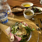 カーサ パラディーゾ スルマーレ!! - 季節野菜のサラダ　パン
                                本日の前菜　ミネストローネ＆茄子のマリネ