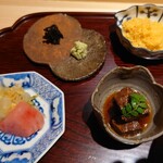 日本料理 柳燕 - （上段）海苔の佃煮と山葵、唐墨の摺り下ろし、（下段）香の物、和牛の時雨煮