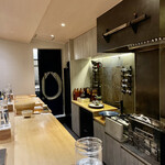 鮨 心白 - いつもの店内　これまでは2時間超高速コースでしたが今日は5時間ちょっとのロングラン公演です！