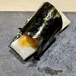 鮨 心白 - 自家製の唐墨は餅と一緒に海苔巻きに