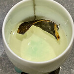 鮨 心白 - 骨酒に焼いた河豚鰭を入れていただきました　これはヤヴァいいくらでも飲めそうだｗ　