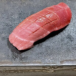 鮨 心白 - 中トロは脂が乗った腹身をさらに寝かせてあります