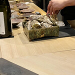 鮨 心白 - 蒸し立てアッツアツの奥松島の牡蠣を素手で剥くの大変です