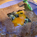 Cafe Gourmand - コンプレットのガレットのちゃたまやの玉子を割る