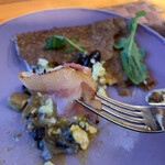 Cafe Gourmand - ガレットグルマンドのカタヤマのベーコンを分けてもらって食べる