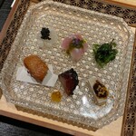 眞善美 - 春菊サラダ、山口県産甘鯛の刺身　山椒ソース、京都産アオリイカ　キャビア、よだれ鶏、焼豚、手羽先の一夜干し